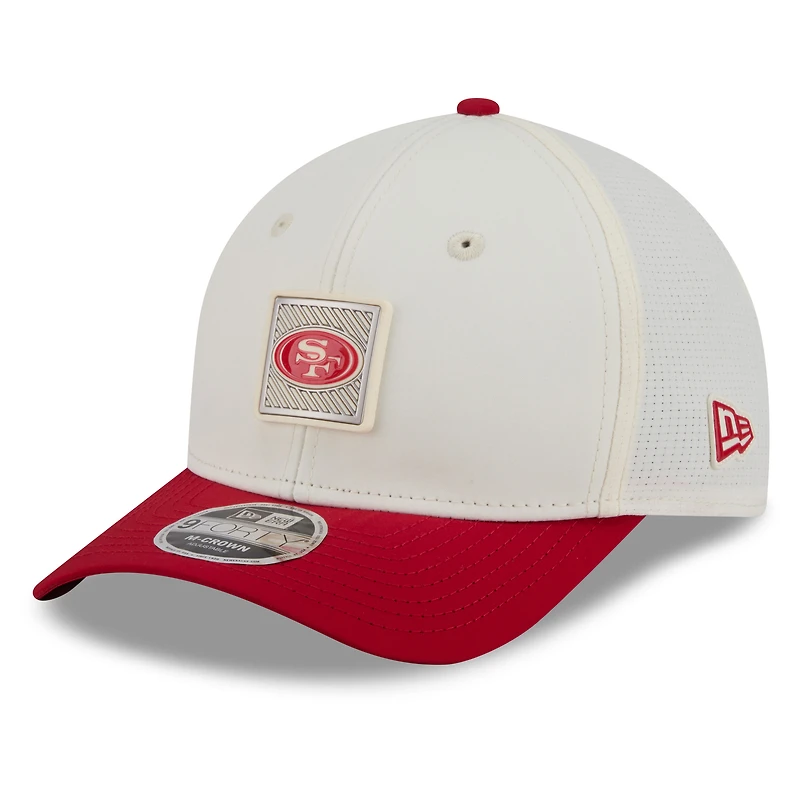 Casquette ajustable New Era crème/écarlate San Francisco 49ers, camp d'entraînement NFL 2026, modèle 9FORTY.