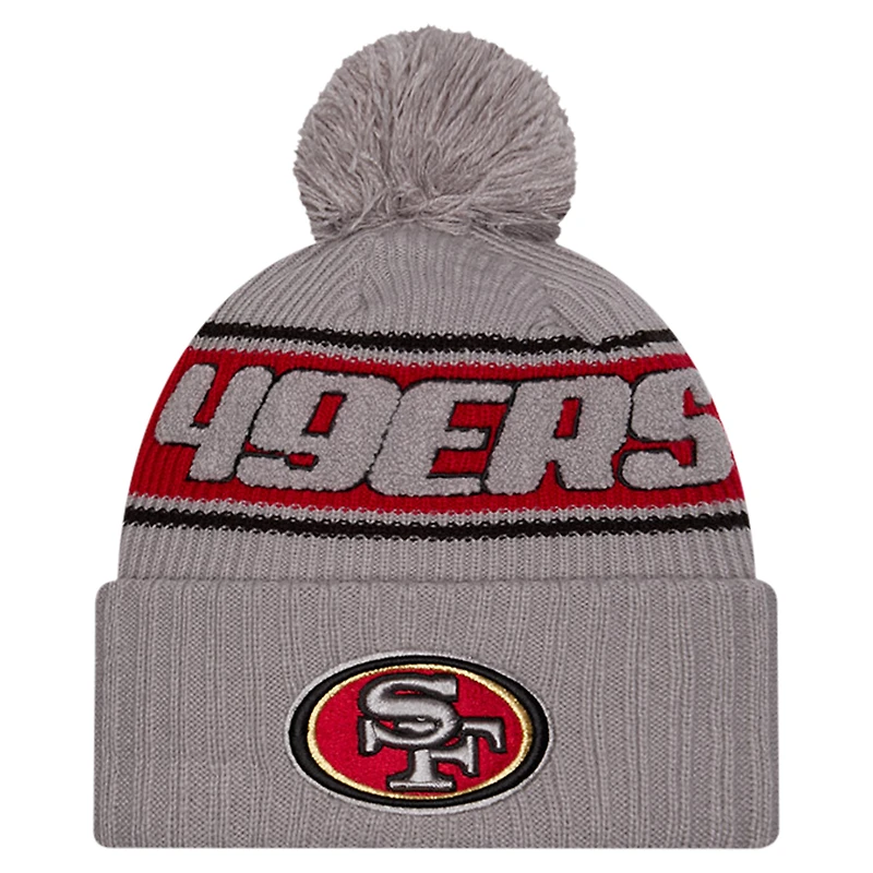 Bonnet tricoté à revers avec pompon San Francisco 49ers 2024 Sideline Sport pour homme New Era gris