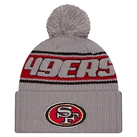Bonnet tricoté à revers avec pompon San Francisco 49ers 2024 Sideline Sport pour homme New Era gris