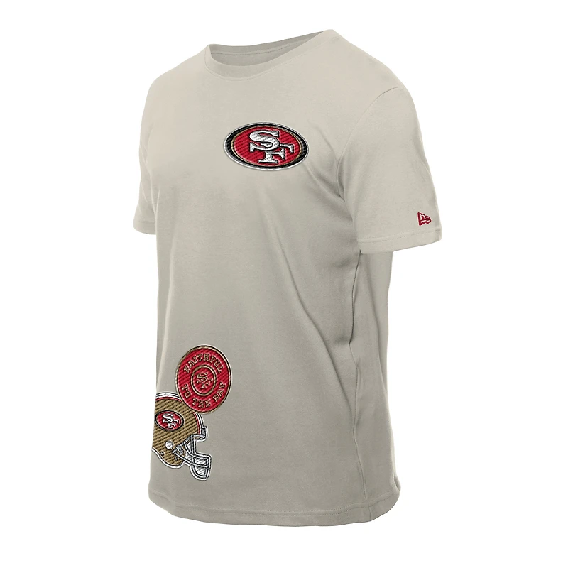 T-shirt beige clair New Era pour homme, motif écusson multiple des San Francisco 49ers