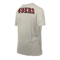 T-shirt beige clair New Era pour homme, motif écusson multiple des San Francisco 49ers