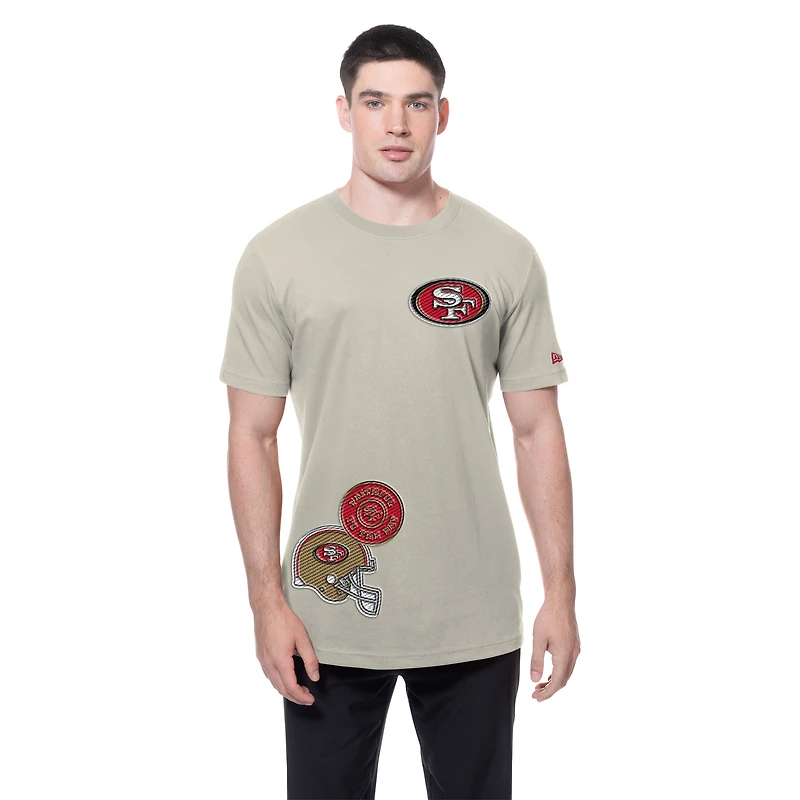 T-shirt beige clair New Era pour homme, motif écusson multiple des San Francisco 49ers