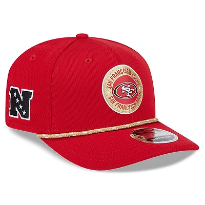 Casquette extensible à bouton-pression Scarlet San Francisco 49ers 2024 Sideline 9SEVENTY New Era pour homme