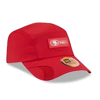 Casquette ajustable New Era Scarlet San Francisco 49ers 2025 Sideline Runner pour homme