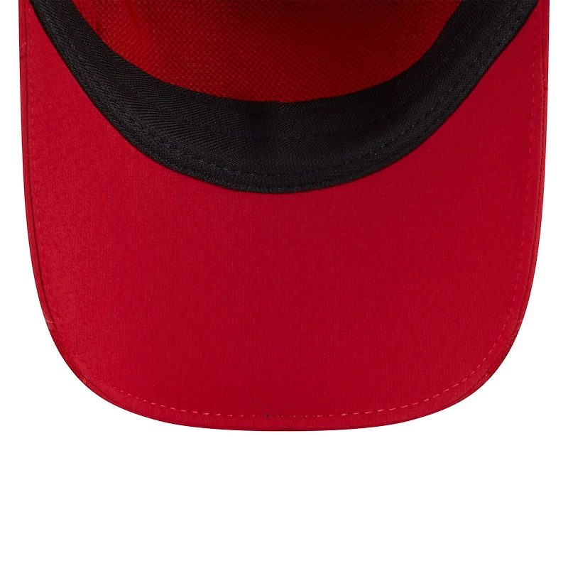 Casquette ajustable New Era Scarlet San Francisco 49ers 2025 Sideline Runner pour homme
