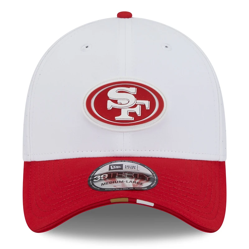 Casquette New Era 39THIRTY Flex blanche/écarlate pour homme, camp d'entraînement NFL 2025 des San Francisco 49ers