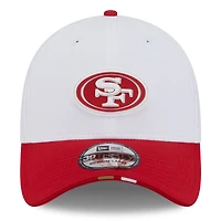 Casquette New Era 39THIRTY Flex blanche/écarlate pour homme, camp d'entraînement NFL 2025 des San Francisco 49ers