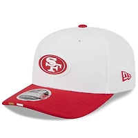 Casquette ajustable New Era 9SEVENTY pour homme, blanche/écarlate, du camp d'entraînement NFL 2025 des San Francisco 49ers