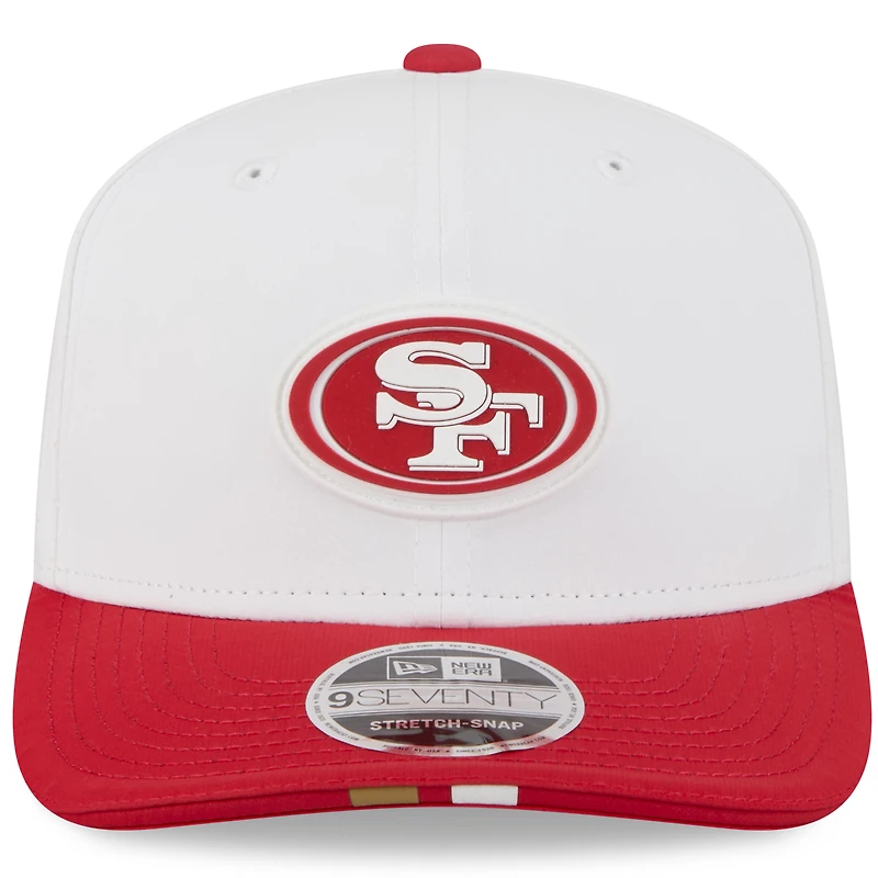 Casquette ajustable New Era 9SEVENTY pour homme, blanche/écarlate, du camp d'entraînement NFL 2025 des San Francisco 49ers
