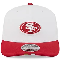Casquette ajustable New Era 9SEVENTY pour homme, blanche/écarlate, du camp d'entraînement NFL 2025 des San Francisco 49ers