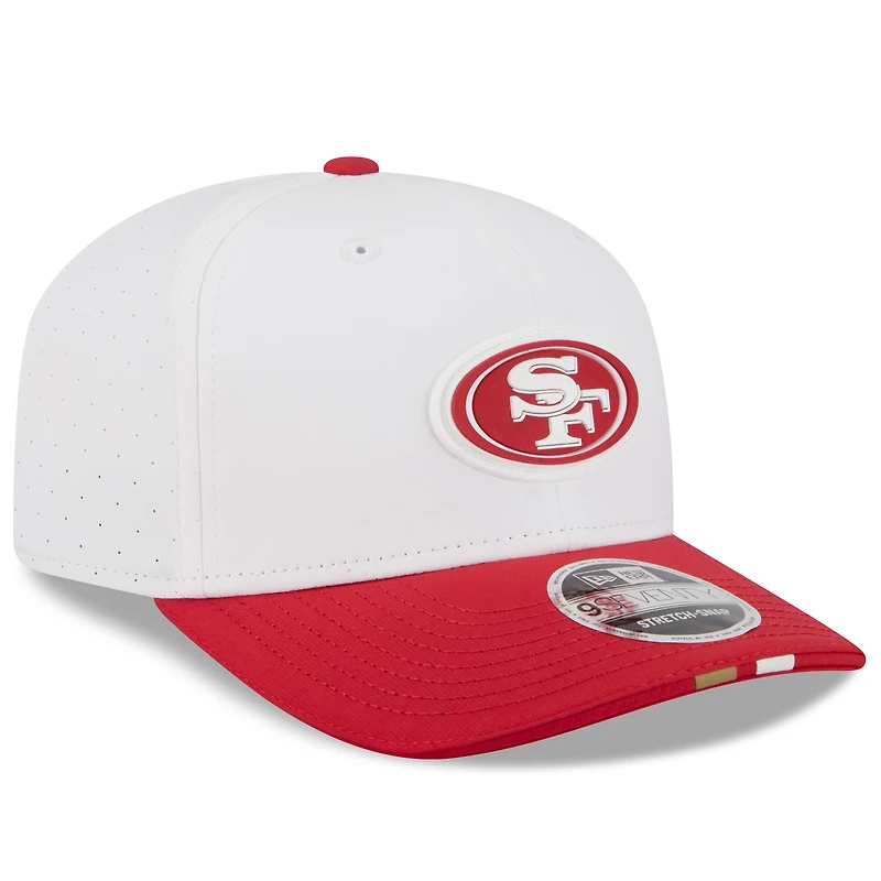 Casquette ajustable New Era 9SEVENTY pour homme, blanche/écarlate, du camp d'entraînement NFL 2025 des San Francisco 49ers