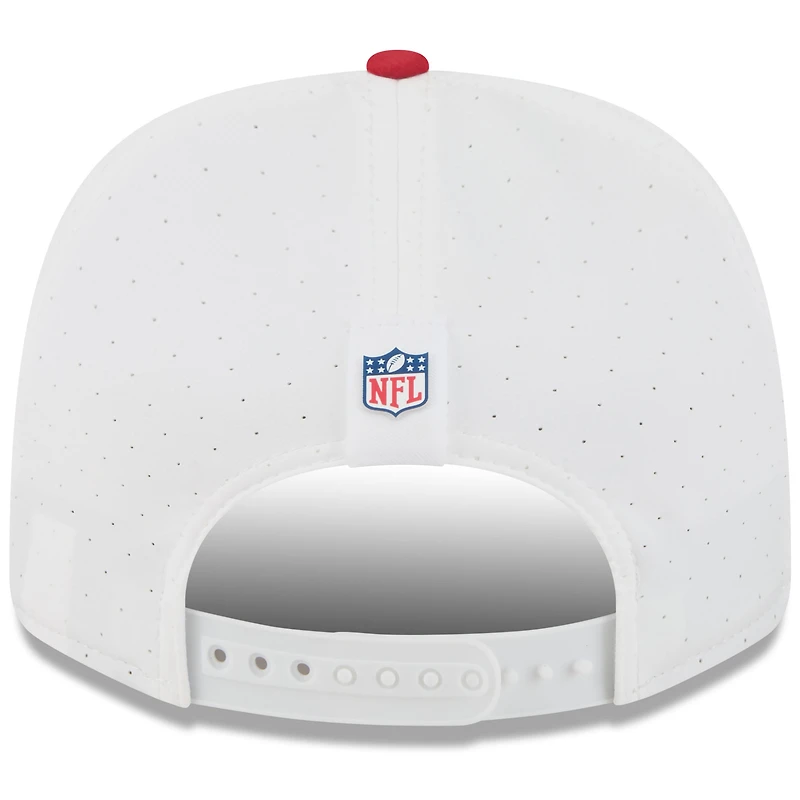 Casquette ajustable New Era 9SEVENTY pour homme, blanche/écarlate, du camp d'entraînement NFL 2025 des San Francisco 49ers