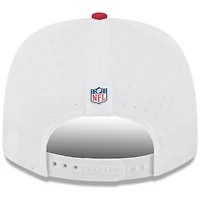 Casquette ajustable New Era 9SEVENTY pour homme, blanche/écarlate, du camp d'entraînement NFL 2025 des San Francisco 49ers