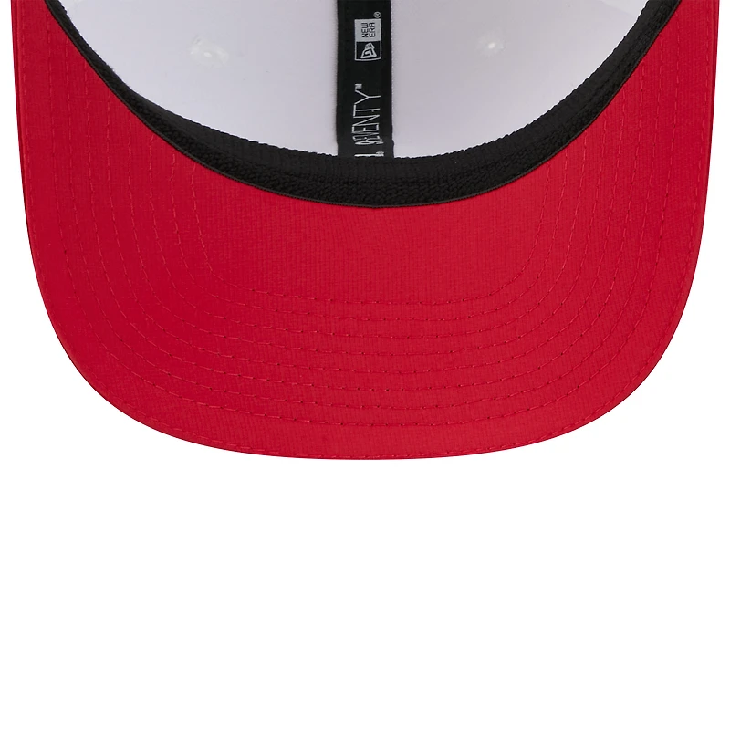Casquette ajustable New Era 9SEVENTY pour homme, blanche/écarlate, du camp d'entraînement NFL 2025 des San Francisco 49ers
