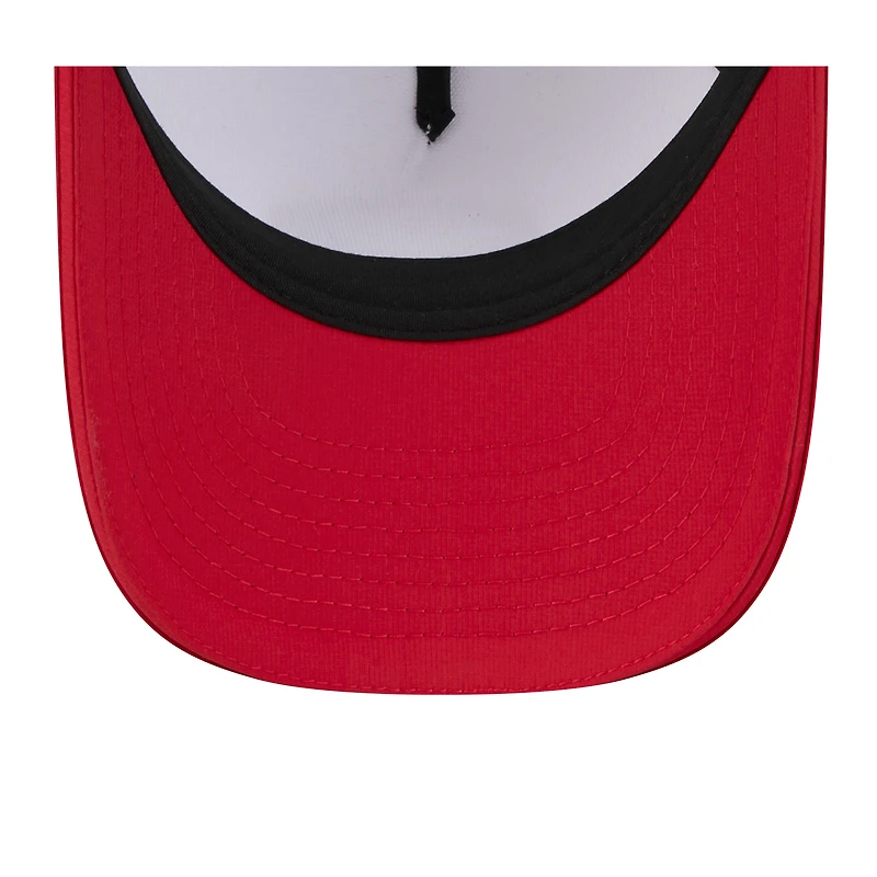 Casquette ajustable New Era 9FORTY pour homme, blanche/écarlate, camp d'entraînement NFL 2025 des San Francisco 49ers