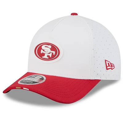 Casquette ajustable New Era 9FORTY pour homme, blanche/écarlate, camp d'entraînement NFL 2025 des San Francisco 49ers