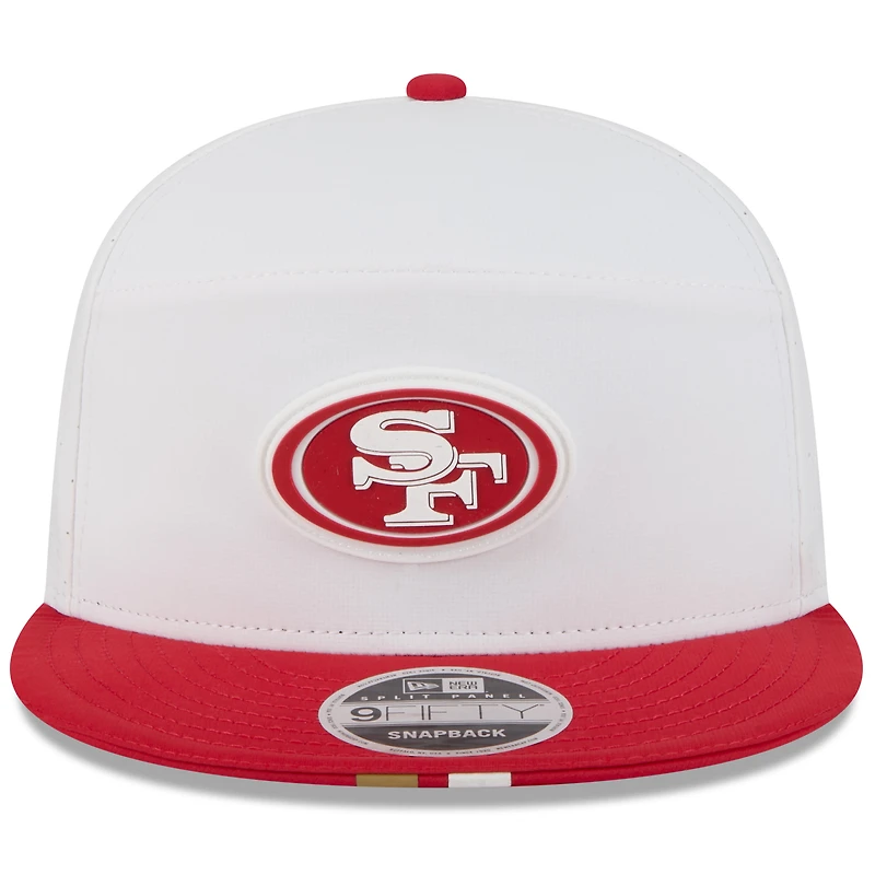 Casquette New Era 9FIFTY Snapback à panneaux fendus pour homme, blanc/écarlate, camp d'entraînement NFL 2025 des San Francisco 49ers