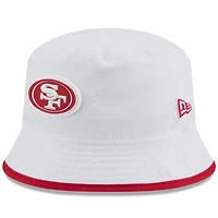 Bob New Era blanche extensible pour homme, camp d'entraînement NFL 2025 des San Francisco 49ers
