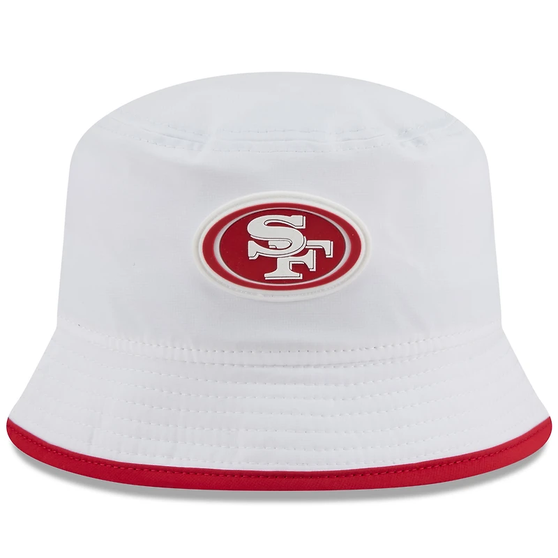 Bob New Era blanche extensible pour homme, camp d'entraînement NFL 2025 des San Francisco 49ers