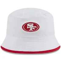 Bob New Era blanche extensible pour homme, camp d'entraînement NFL 2025 des San Francisco 49ers
