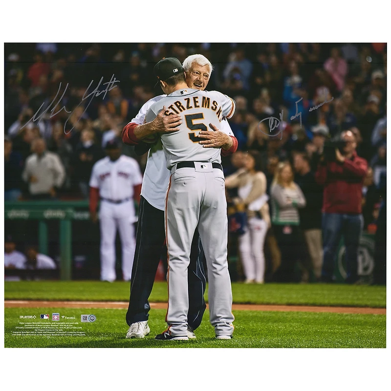 Photo 16'' x 20'' signée par plusieurs membres de Carl Yastrzemski et Mike Yastrzemski, les montrant enlacés