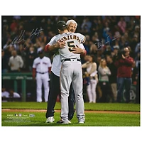 Photo 16'' x 20'' signée par plusieurs membres de Carl Yastrzemski et Mike Yastrzemski, les montrant enlacés