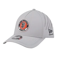 Casquette New Era grise pour homme, modèle 39THIRTY, logo des Giants de San Francisco, écusson perforé, style flex, monture A et couronne M.