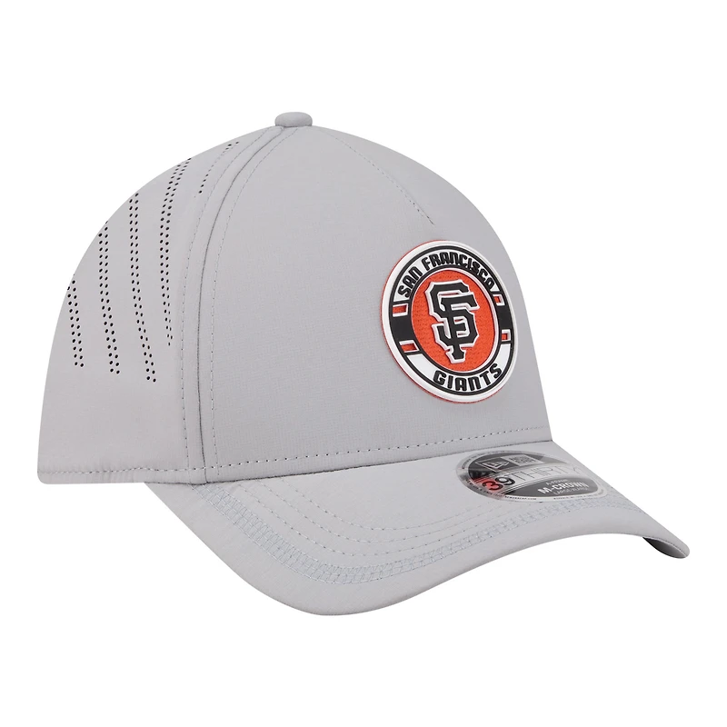 Casquette New Era grise pour homme, modèle 39THIRTY, logo des Giants de San Francisco, écusson perforé, style flex, monture A et couronne M.