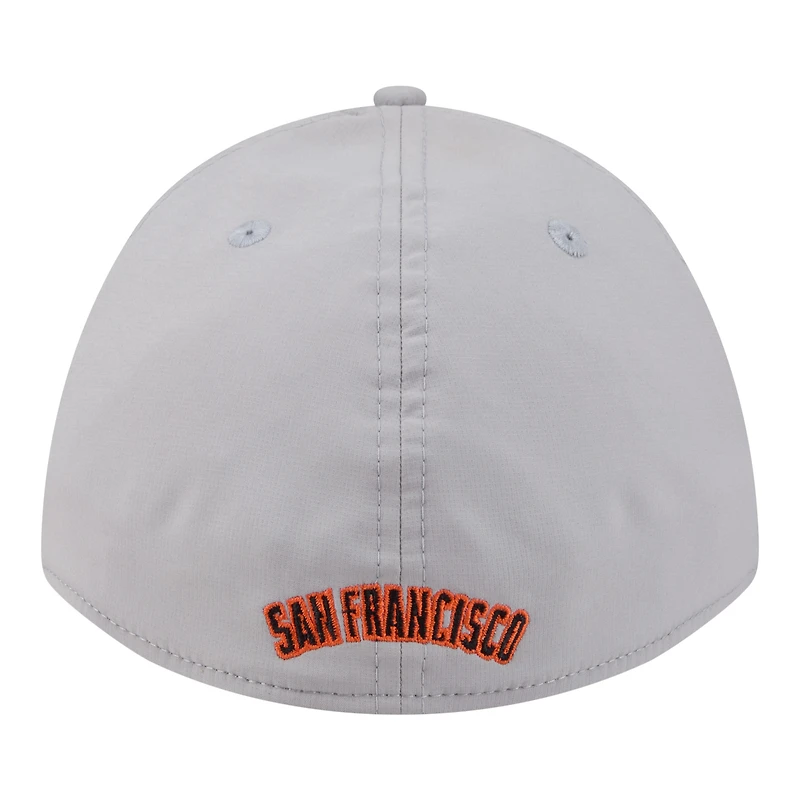Casquette New Era grise pour homme, modèle 39THIRTY, logo des Giants de San Francisco, écusson perforé, style flex, monture A et couronne M.