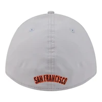 Casquette New Era grise pour homme, modèle 39THIRTY, logo des Giants de San Francisco, écusson perforé, style flex, monture A et couronne M.