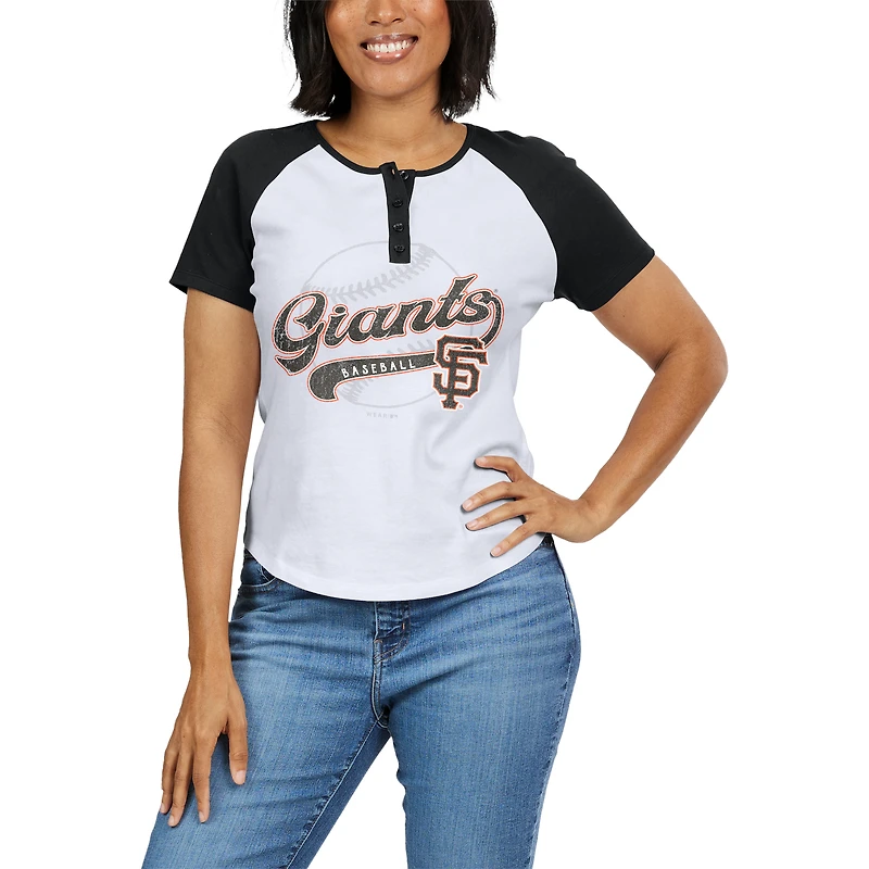 WEAR by Erin Andrews T-shirt ajusté Henley Raglan blanc/noir des Giants de San Francisco pour femmes
