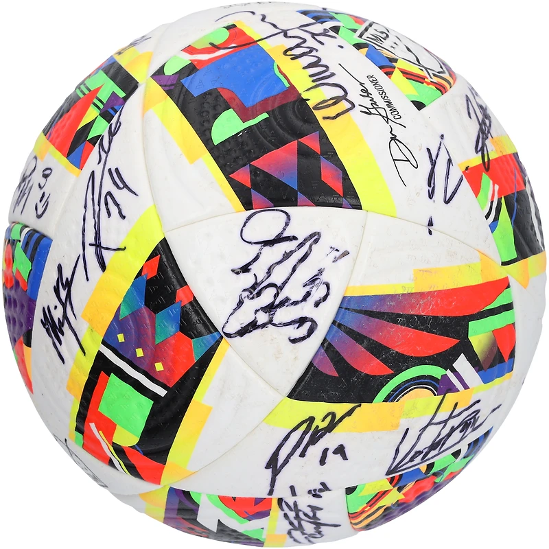 Ballon de football adidas utilisé en match par les San Jose Earthquakes lors de la saison 2024 de la MLS et autographié par au moins 9 joueurs