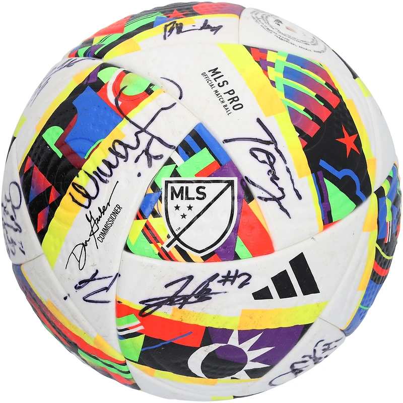 Ballon de football adidas utilisé en match par les San Jose Earthquakes lors de la saison 2024 de la MLS et autographié par au moins 9 joueurs