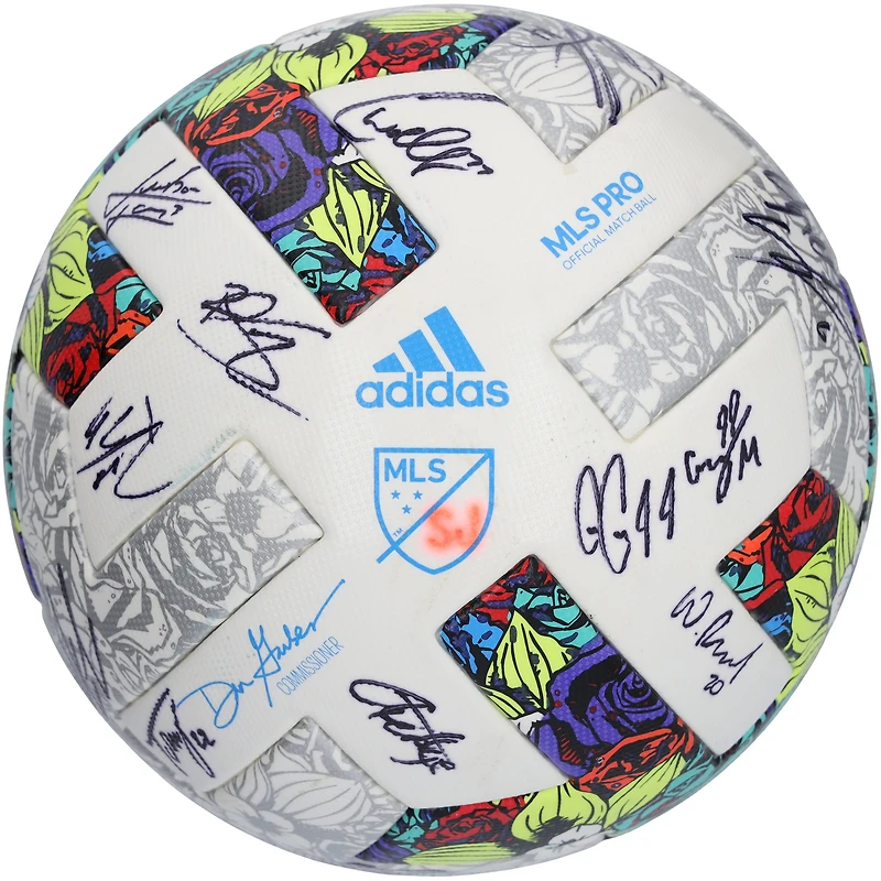 Ballon de football autographié par les San Jose Earthquakes lors de la saison 2022 de la MLS avec signatures