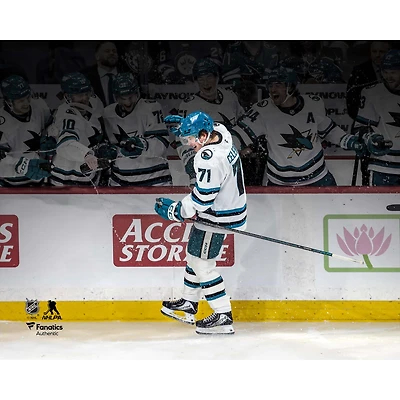 Macklin Celebrini, joueur non signé des Sharks de San Jose, bat le record points en une saison la franchise. Photo célébration