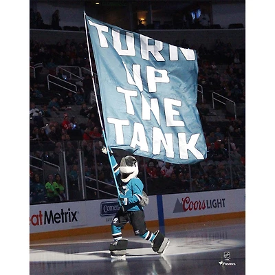 Photographie non signée du drapeau flottant des Sharks de San Jose par S.J. Sharkie