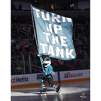 Photographie non signée du drapeau flottant des Sharks de San Jose par S.J. Sharkie