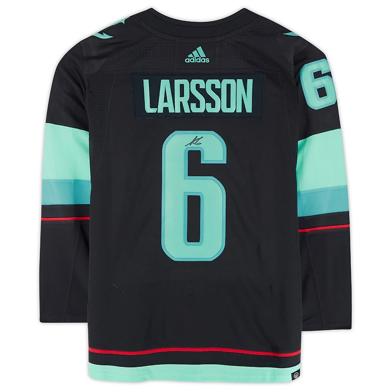 Maillot authentique adidas autographié par Adam Larsson, bleu marine profond, Seattle Kraken, avec écusson de la saison inaugurale