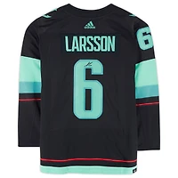 Maillot authentique adidas autographié par Adam Larsson, bleu marine profond, Seattle Kraken, avec écusson de la saison inaugurale