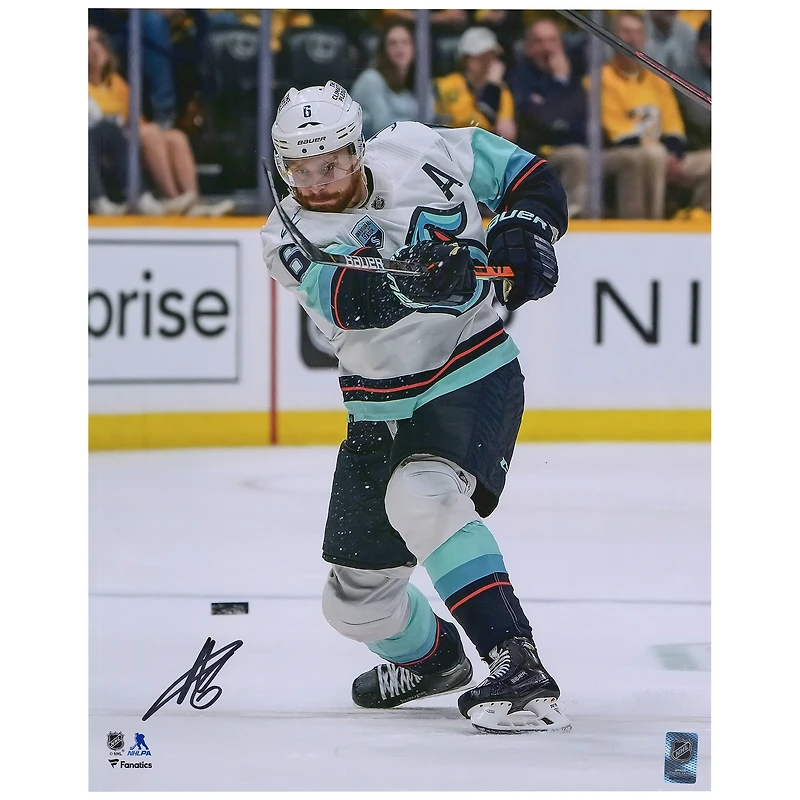 Photo dédicacée d'Adam Larsson (Seattle Kraken) en maillot blanc (40 x 50 cm).