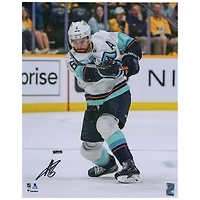 Photo dédicacée d'Adam Larsson (Seattle Kraken) en maillot blanc (40 x 50 cm).