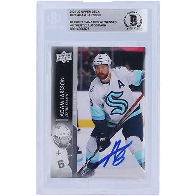 Carte authentifiée par Adam Larsson (Seattle Kraken), autographiée, Upper Deck Extended Series 2021-22, n° 679, certifiée par Beckett Fanatics Witnessed.