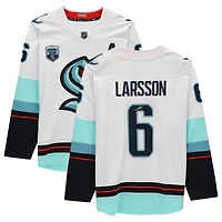 Maillot blanc autographié par Adam Larsson du Kraken de Seattle (Fanatics Breakaway) avec écusson de la saison inaugurale