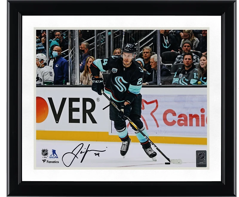 Photographie de passage autographiée de Jamie Oleksiak du Seattle Kraken, maillot bleu marine, 11" x 14"