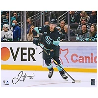 Photo dédicacée du maillot bleu marine de Jamie Oleksiak (Seattle Kraken), format 40 x 50 cm.