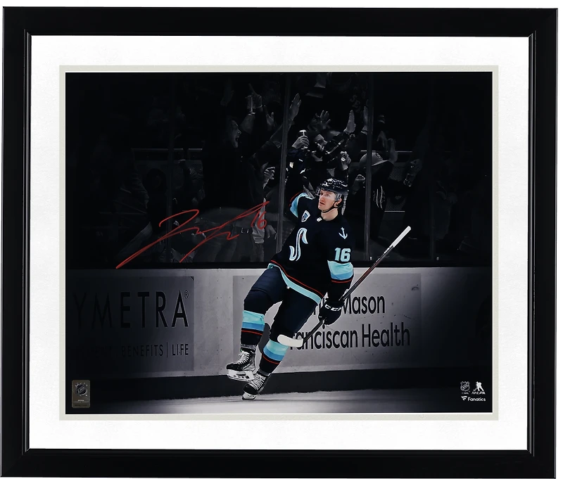 Photo dédicacée du maillot bleu marine de Jared McCann (Seattle Kraken), format 40 x 50 cm.