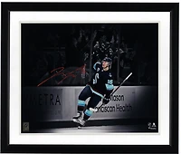 Photo dédicacée du maillot bleu marine de Jared McCann (Seattle Kraken), format 40 x 50 cm.