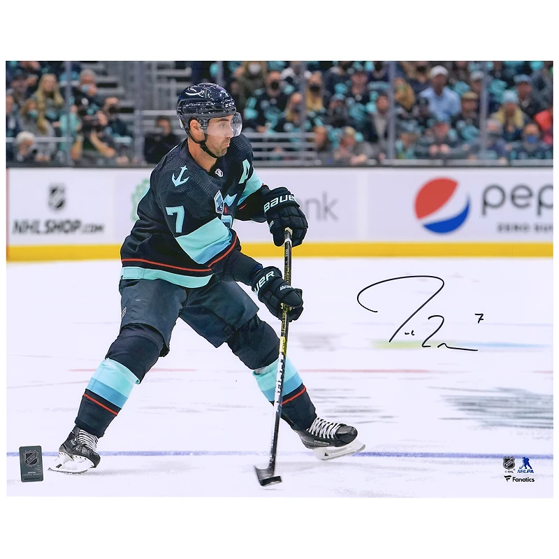 Photo de patinage de Jordan Eberle (Seattle Kraken) autographiée, maillot bleu marine profond, 40 x 50 cm.