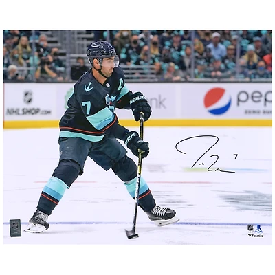 Photo de patinage de Jordan Eberle (Seattle Kraken) autographiée, maillot bleu marine profond, 40 x 50 cm.