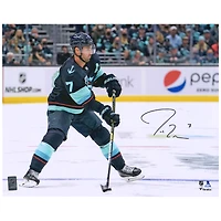 Photo de patinage de Jordan Eberle (Seattle Kraken) autographiée, maillot bleu marine profond, 40 x 50 cm.